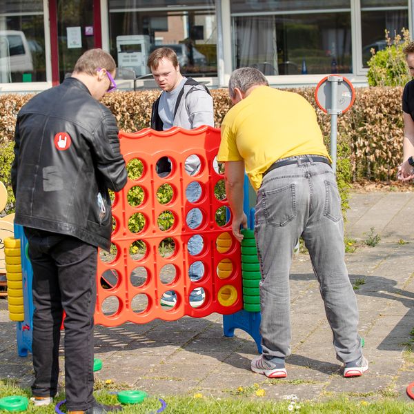 mensen spelen groot 4 op een rij in de Hoeksche Waard