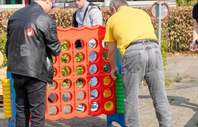 mensen spelen groot 4 op een rij in de Hoeksche Waard